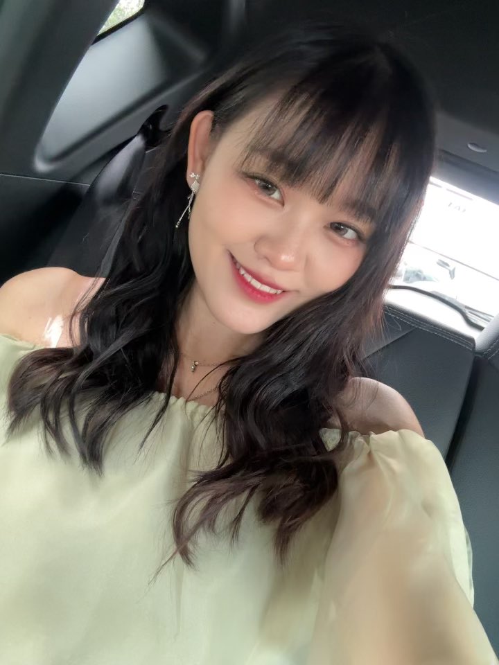 fiuh.. ternyata kondangan cukup bikin drained but so happy with my looks today