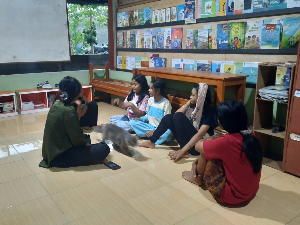 Mereka kadang random dan lucu. Gerimis dikit gak berangkat, tapi kalau lagi mood, walaupun mendung banget tetep gas berangkat. 

Foto kedua, mereka istirahat pas lagi hujan deres plus petir tadi sore. 

Adik-adik, terima kasih yaa.