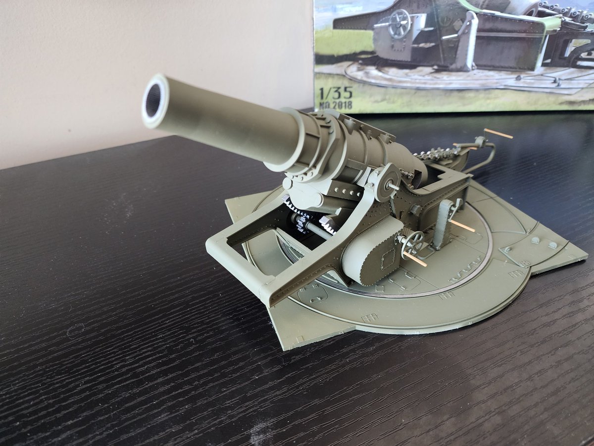 forteca1969's tweet photo. Austro -Węgierska haubica 42 cm. M.1917 w1/35 skończona, można zająć się tematem #prostozkanalu Model prosto z pudła, 3 blaszki na krzyż [i wystarczy], ładnie się lepi bez problemów. Czekam na wózek amunicyjny i pocisk od RPM. Czołg Schneider CA1 dla skali.
#ttmodelarze
#pzp https://t.co/BWny4kIu8J