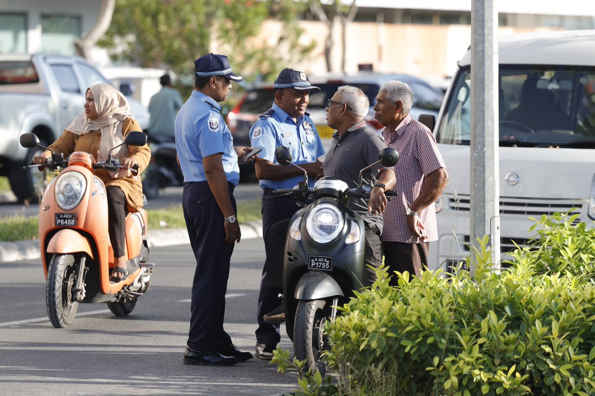މިއަދު މާލޭގައި ކުރިއަށް ގެންދިޔަ ވޯކް އެންޑް ޓޯކް ހަރަކާތުގެ ތެރެއިން.

މި ހަރަކާތުގައި ޑެޕިއުޓީ ކޮމިޝަނަރ އޮފް ޕޮލިސް ފަރުހާދު ފިކުރީ އާއި ފުލުހުންގެ އިސް އޮފިސަރުން ބައިވެރިވެލެއްވި. މި ހަރަކާތުގެ ތެރެއިން ރައްޔިތުންނާ ގާތުން ބައްދަލުކޮށް، އެފަރާތްތަކުގެ ހާލުބަލައި، ހުރި