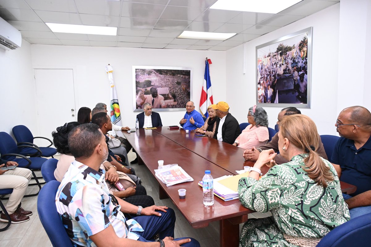 📍 Casa Nacional del PRD

El presidente del PRD, Miguel Vargas Maldonado, juramentó nuevos dirigentes de Valverde.

En Esperanza asumió Dominga Valdez como presidenta municipal.
En Mao fueron juramentados Winston González (El Panadero), Noemí Hernández y Fausto Estévez.
