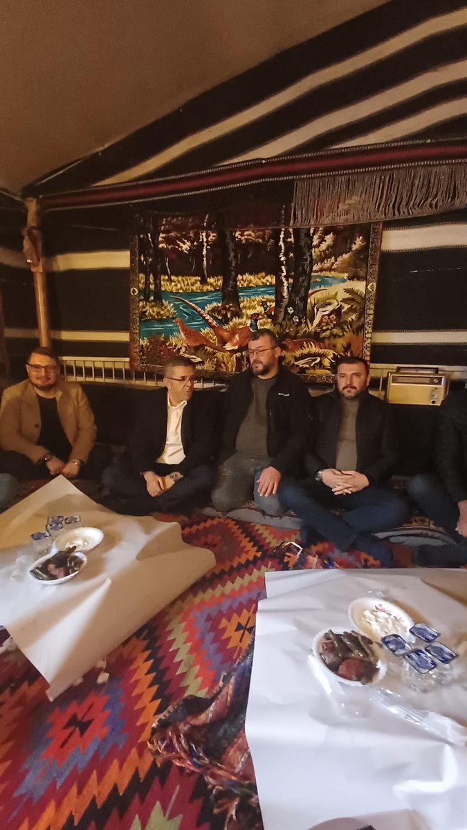 Bugünkü iftarımızı Acıpayam Yörükler Derneğinin çadırında açmak nasipmiş,
Eyyy Komisyoncular;
Bu vesileyle aklınızda olsun,
Yörük çadırlarımızda hala duman tütüyor…

“Arkadaşlar! Gidip, Toros Dağları'na bakınız,eğer orada bir tek Yörük çadırı görürseniz ve o çadırda bir duman