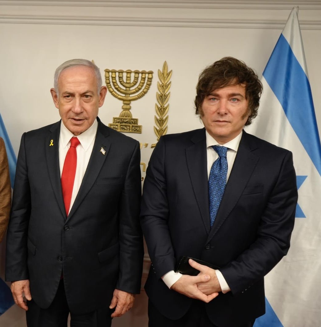 ZuritaCarpio's tweet photo. El gobierno de Javier Miley declaró alerta roja en territorio argentino por el conflicto de Israel y Estados Unidos contra Irán. El pelotudo realmente cree que es parte de ese grupo. https://t.co/f6JiEgBUnv