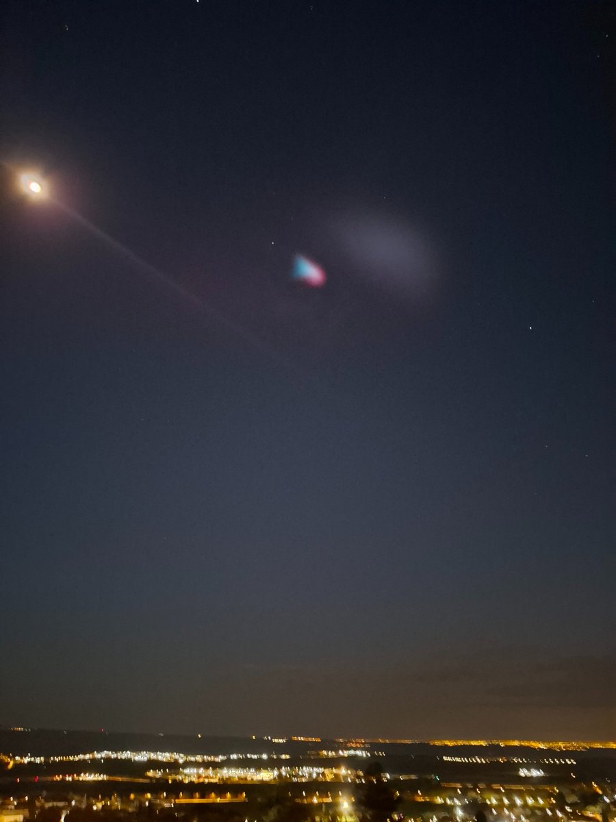 UrhJure's tweet photo. @lesjakb @DrPogacnik Uh tako zgleda realnost ,fotka je prestrezanje balistične rakete ,cuden efekt,eksoatmosfersko prestrezanje,video pa verjetno Iron dome.Upam,da sem kolikor toliko dobro pofotkal 😉 https://t.co/PrAZqXriRN