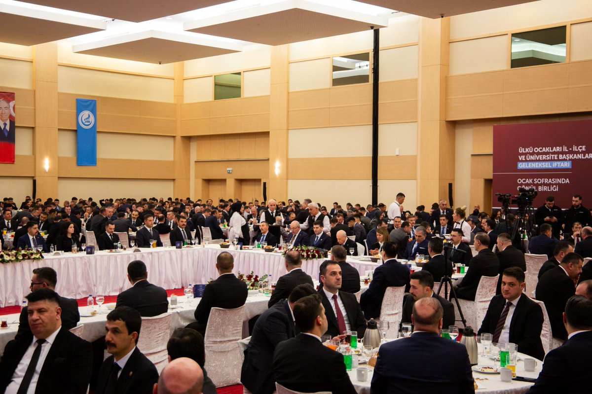 ayyildirim1's tweet photo. Liderimiz Sayın Devlet Bahçeli’nin himayelerinde; Ülkü Ocakları il ve ilçe başkanlarımız, üniversite teşkilatlarımız ve Genel Merkez yöneticilerimizle birlikte iftarımızı gerçekleştirdik.

Rabbim tuttuğumuz oruçları kabul eylesin, birliğimizi ve dirliğimizi daim kılsın. 🇹🇷 https://t.co/8e0svgULpk