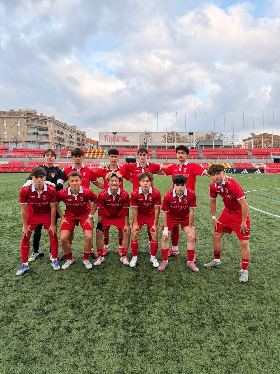 TerrassaFC's tweet photo. 💥 𝗧𝗥𝗜𝗢𝗠𝗙, 𝗧𝗥𝗜𝗢𝗠𝗙, 𝗧𝗥𝗜𝗢𝗠𝗙‼️ El Juvenil 🅰️ #terrassista d’@EricMI86 GUANYA 3️⃣ a 1️⃣ el #CEMercantil i signa la 2️⃣a victòria consecutiva, la 3️⃣a dels darrers 4️⃣ partits que ha disputat!

⚽️ YAGO (11’), YASIN (44’) i ARNAU (46’), golejadors!

🙌 AMUNT #TERRASSA! 🙌 https://t.co/sEoqtsA5f0