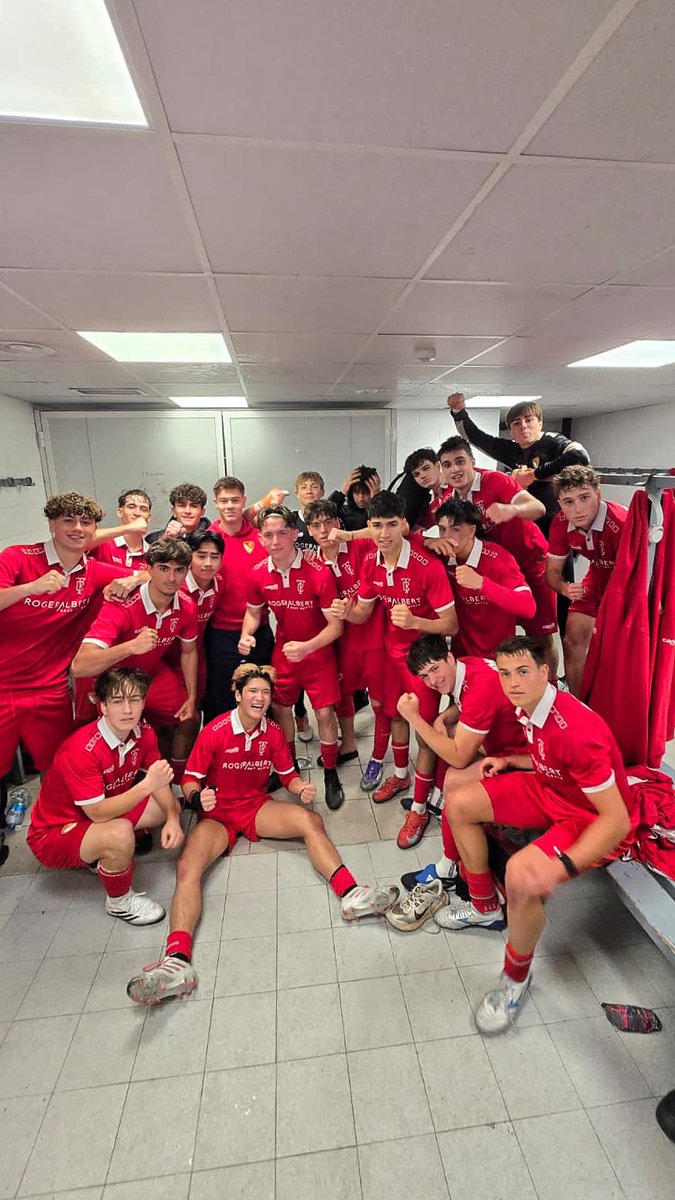 TerrassaFC's tweet photo. 💥 𝗧𝗥𝗜𝗢𝗠𝗙, 𝗧𝗥𝗜𝗢𝗠𝗙, 𝗧𝗥𝗜𝗢𝗠𝗙‼️ El Juvenil 🅰️ #terrassista d’@EricMI86 GUANYA 3️⃣ a 1️⃣ el #CEMercantil i signa la 2️⃣a victòria consecutiva, la 3️⃣a dels darrers 4️⃣ partits que ha disputat!

⚽️ YAGO (11’), YASIN (44’) i ARNAU (46’), golejadors!

🙌 AMUNT #TERRASSA! 🙌 https://t.co/sEoqtsA5f0