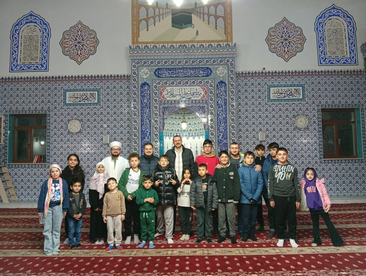 Kaymakamımız Sayın Enver ÖZDERİN, İl Genel Meclis Üyesi Sayın Hicret Şamil KARASU ile birlikte Ahmet İsmail DAĞCI Camii’nde teravih namazına katılan çocuklarla bir araya gelerek hatıra fotoğrafı çektirdi.
