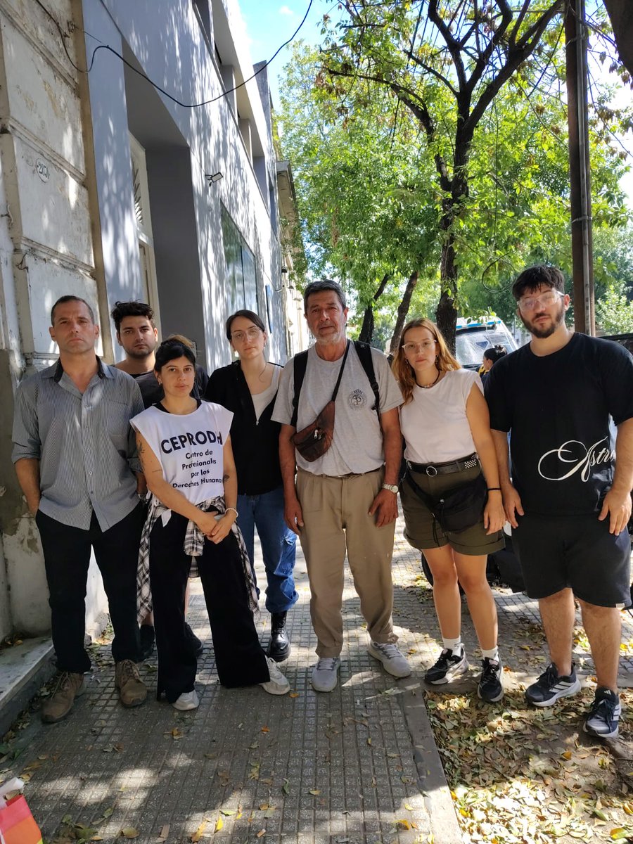Seguimos en la comisaría acompañando la familia del estudiante de la unsam de 19 años detenido en la movilización. Exigimos la liberación inmediata de todos los detenidos.