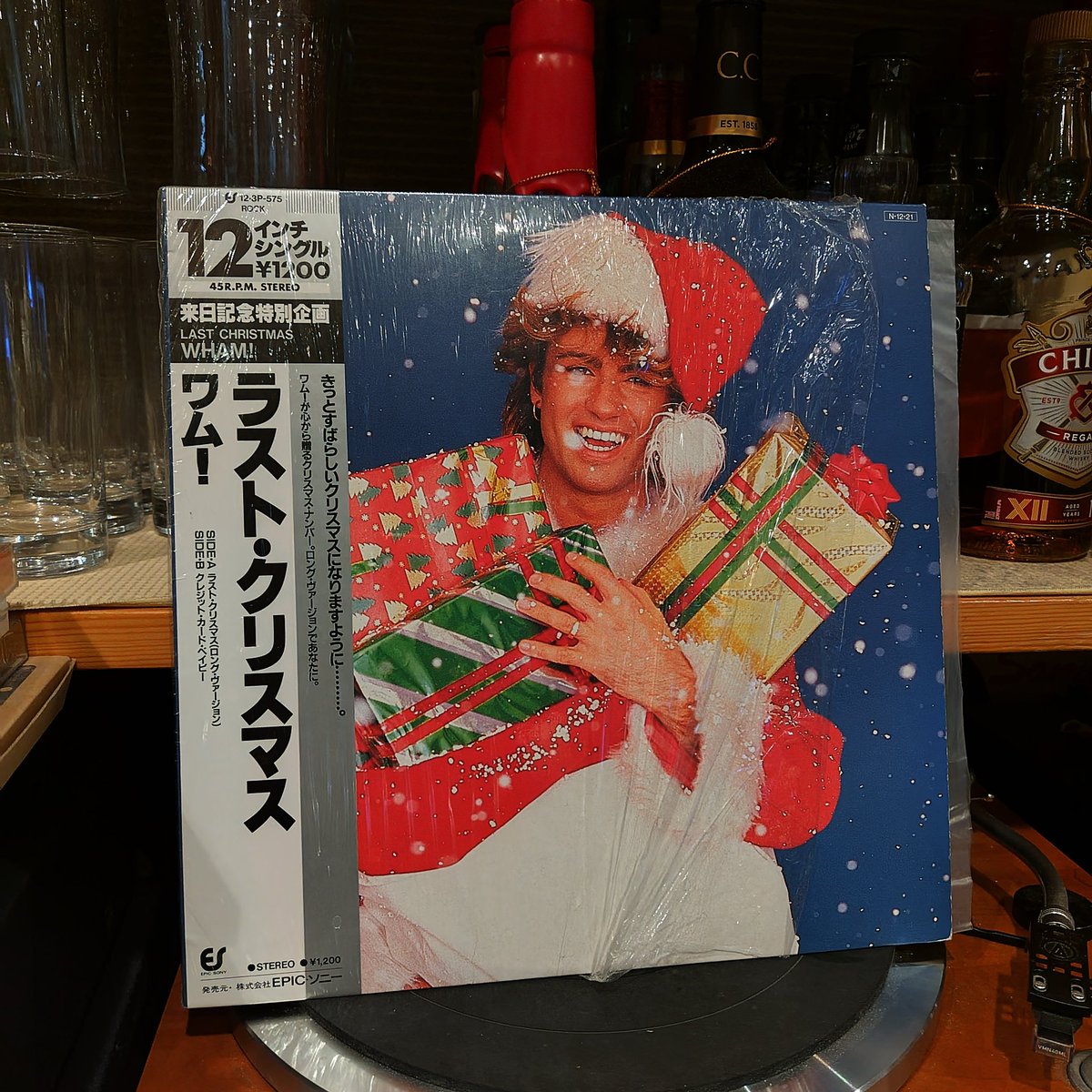 musicbargaffa's tweet image. 今日最後のリクエストは、季節外れの「ラスト・クリスマス」でした🎵ちょっとだけ延長営業となりましたが、そろそろ閉店します！今日は満席で入れなかった皆さんスミマセンでした🙇日曜はガッファ定休日、次は月曜の営業となります🍻
#wham #lastchristmas #レコードが聴ける店
