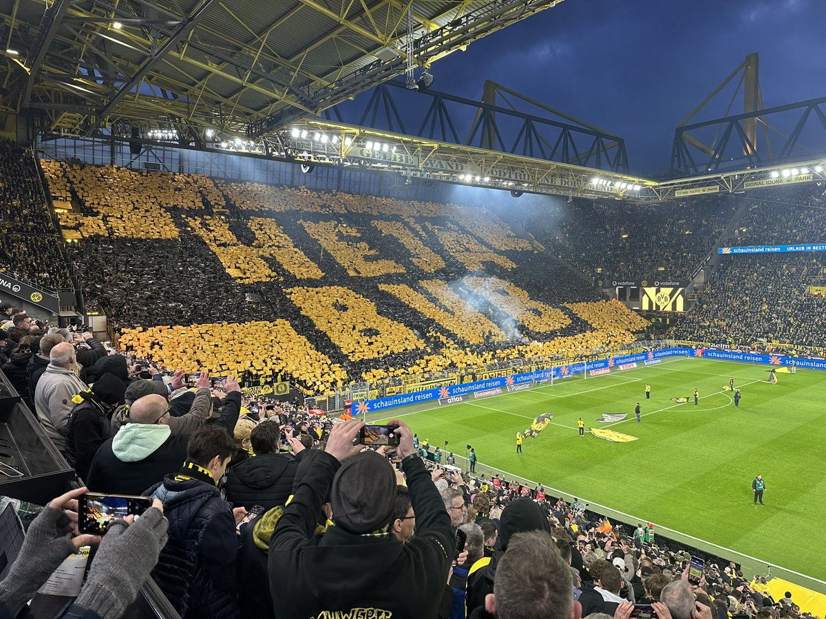 GradaBpro's tweet photo. Tremendo ambientazo en el MURO AMARILLO.

Esto es un Borussia Dortmund vs Bayern Munich. https://t.co/1SiCaJhB1T
