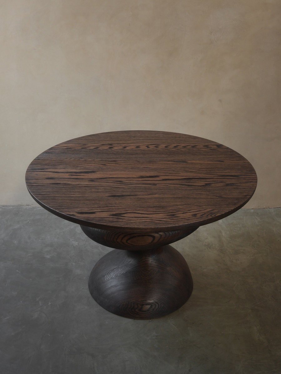 This dining table exists for repetition. Meals land, hands rest, silence returns. The surface stays open.