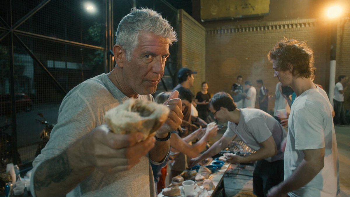 volví a ver el capítulo de Bourdain en Buenos Aires y casi lloro: la ciudad era otra. la gente comía carne y choripán, cogía, los restaurantes abrían hasta tarde, el barrio y los rituales importaban, no estábamos todos tarados con el celular, hasta había otra luz.