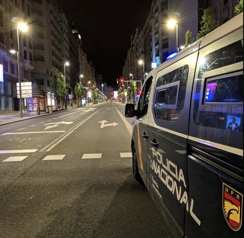 👮‍♀️👮‍♂️Mientras el silencio ocupa las calles, seguimos trabajando para garantizar tu #seguridad

🚔La noche también es parte del servicio

Presentes, atentos y comprometidos

#BuenasNoches