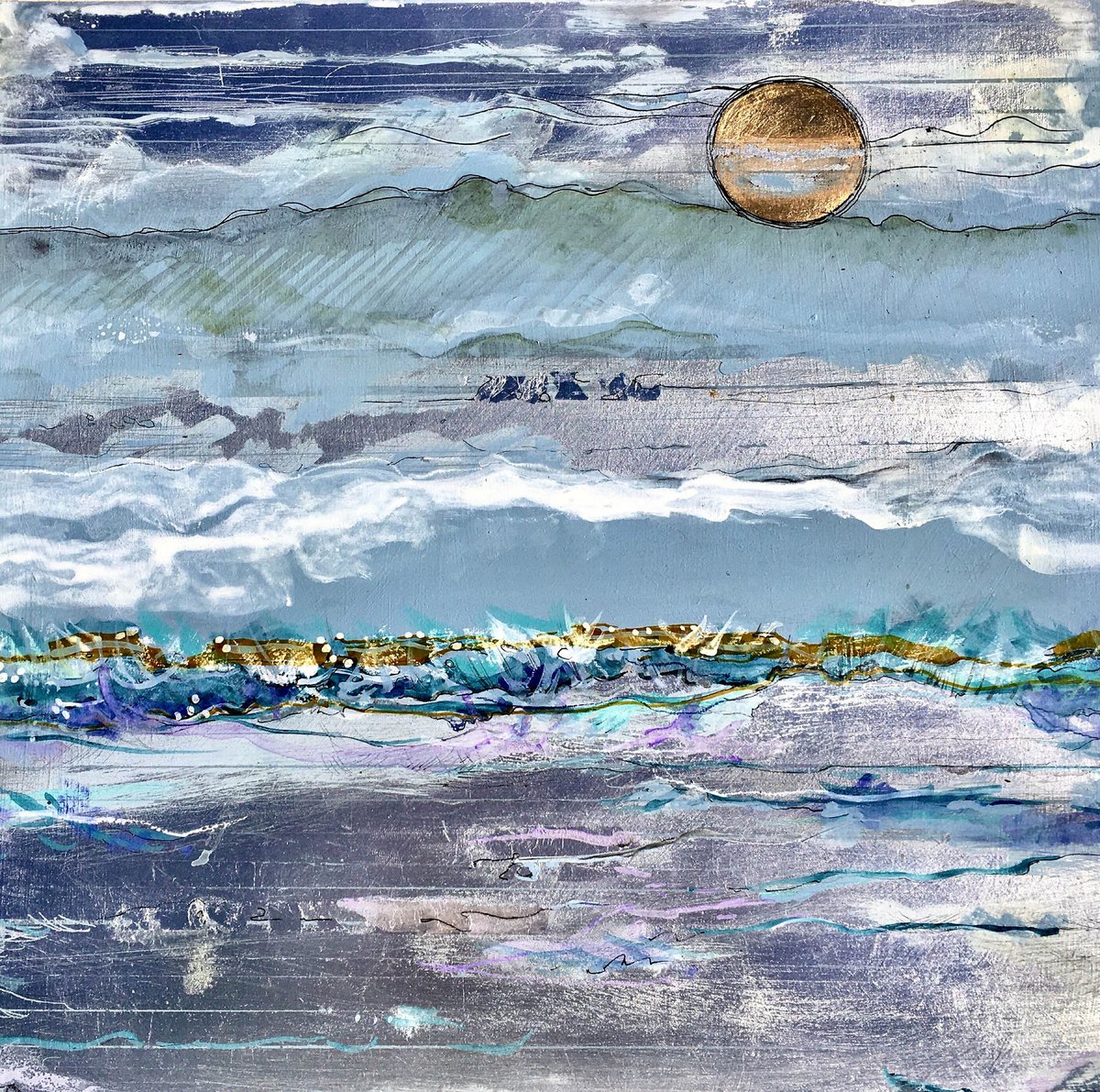 RuthMcDonald1's tweet photo. love to paint on board with multi layers and than overpaint with acrylic paint and scribble with fine line a multi media event & gold leaf #artist #mixedmedia #painting #reflections #seascape #acrylicpaint #sketching #midweek #texturedpaper #rippededge #sunrise #SaturdayMood https://t.co/BsZAhX3ssN
