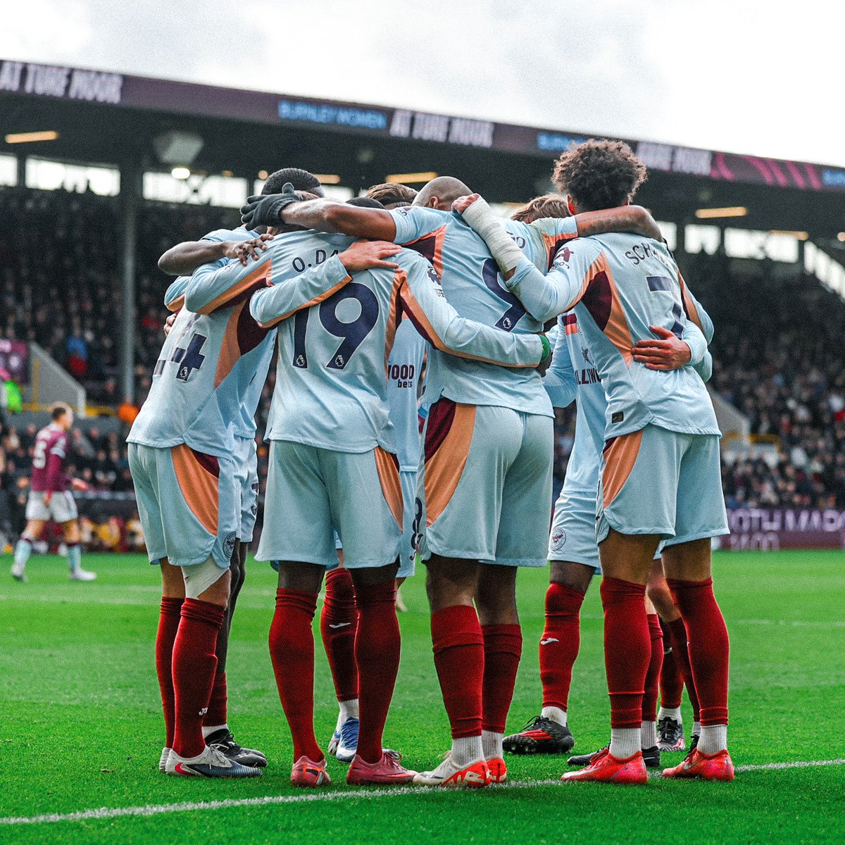 BrentfordFC's tweet photo. More of the same, lads 💪

🟣 1-3 🐝
#BURBRE | #BrentfordFC
