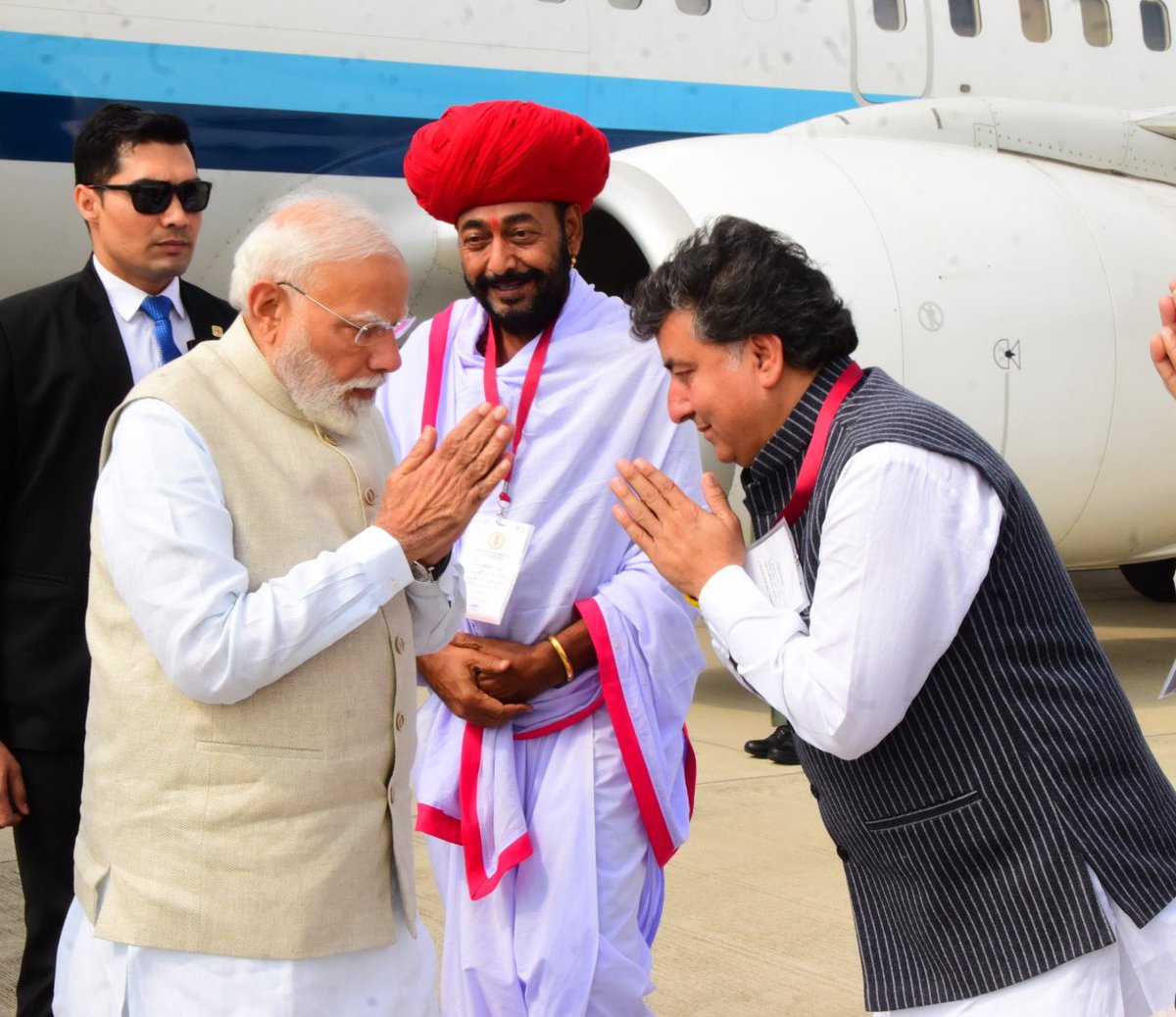 आज विकसित भारत के शिल्पकार, जन-जन के लोकप्रिय नेता एवं देश के यशस्वी प्रधानमंत्री श्री <a href="/narendramodi/">Narendra Modi</a> जी के अजमेर पधारने पर आत्मीय स्वागत एवं अभिनंदन किया। 

प्रधानमंत्री जी के नेतृत्व में देश निरंतर विकास, सुशासन और आत्मनिर्भरता के पथ पर अग्रसर है। अजमेर की पावन भूमि से प्रदेश को
