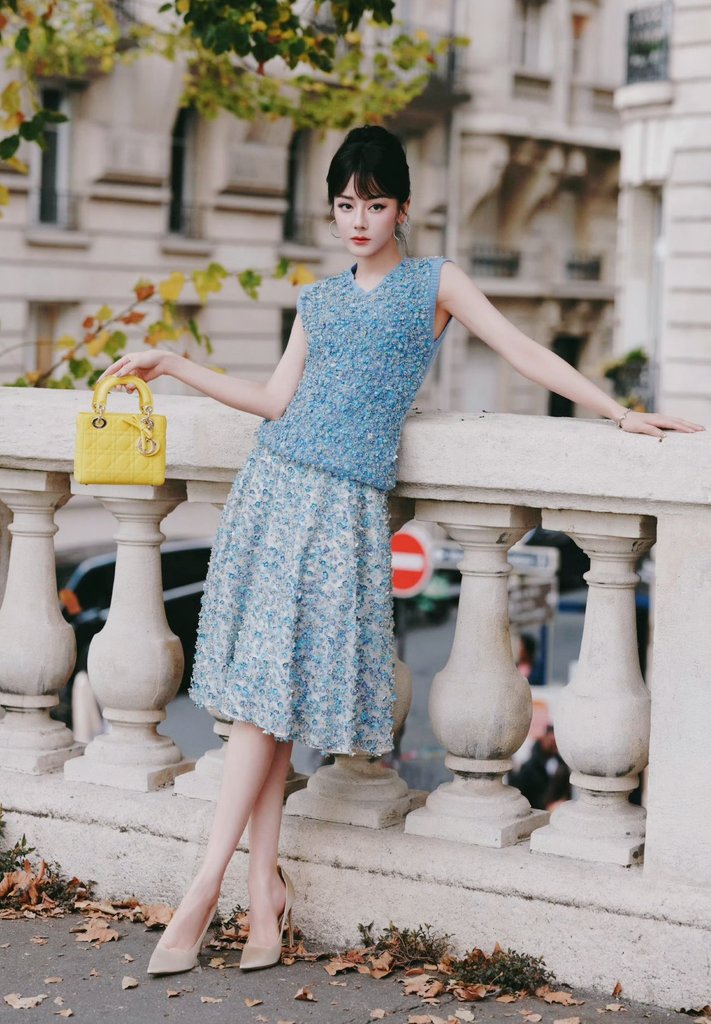 Give us some really nice photos to share and save, Paris! 😘

#Dilraba #DiorAW26