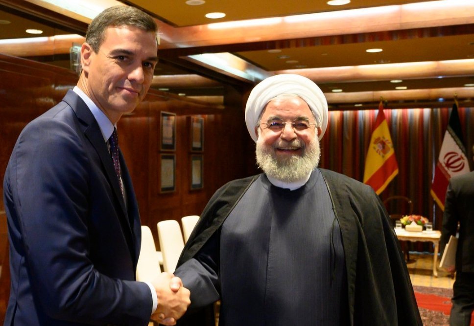 "A veces uno sabe de qué lado estar simplemente viendo quiénes están del otro lado". 
Leonard Cohen