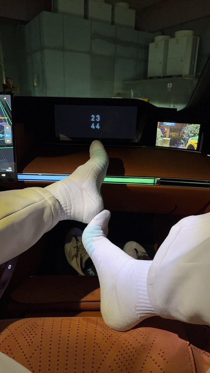 1S0917's tweet photo. 穿到第五天，白袜都可以立起来了��越来越硬。
北京 188 1S 78kg 44码 https://t.co/JkWnoocLQN