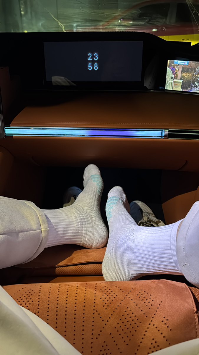 1S0917's tweet photo. 穿到第五天，白袜都可以立起来了��越来越硬。
北京 188 1S 78kg 44码 https://t.co/JkWnoocLQN