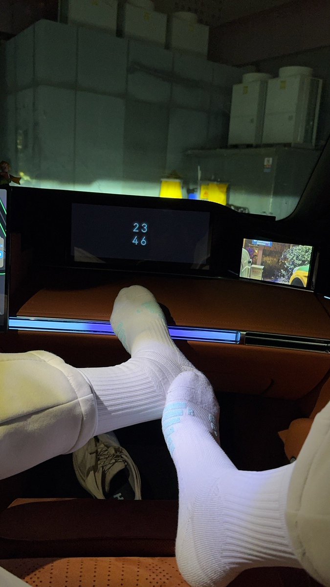 1S0917's tweet photo. 穿到第五天，白袜都可以立起来了��越来越硬。
北京 188 1S 78kg 44码 https://t.co/JkWnoocLQN
