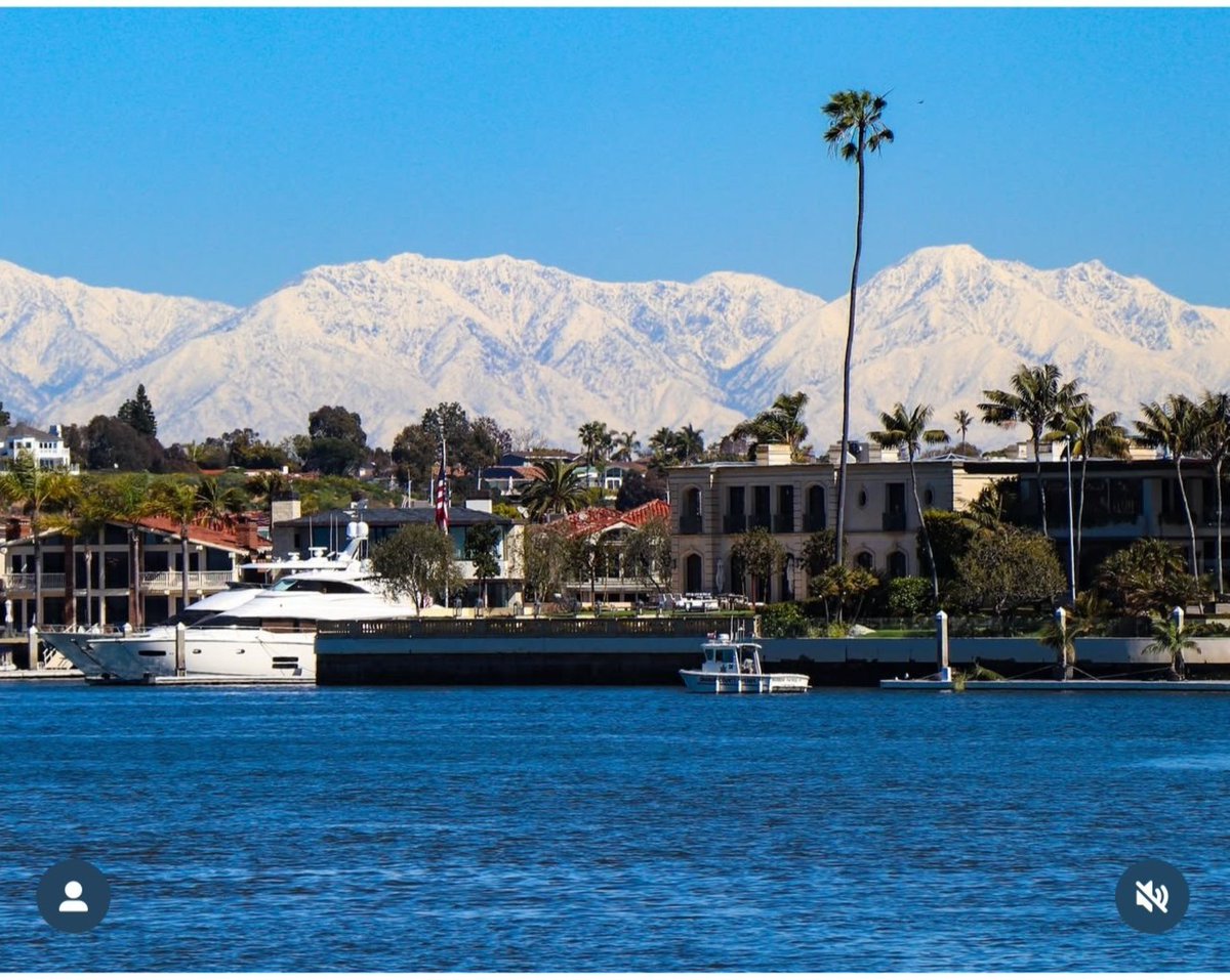 NewportBeach's tweet photo. What a sight to see from Newport Beach of palm trees and snow-capped mountains! 🌴🏔️☀️

#VisitNewportBeach #NewportBeach #southerncalifornia https://t.co/DesaQQFd05