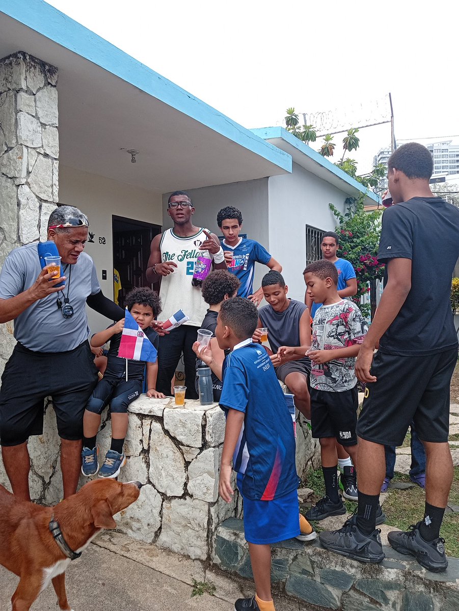 EvelinPlacidoAl's tweet image. Todos a seguir compartiendo, no sólo en cancha.

#ClubAtala.
#DiaLigaInfantil
Prof. Amadeo 
.y hasta Bruno 🏀🫣