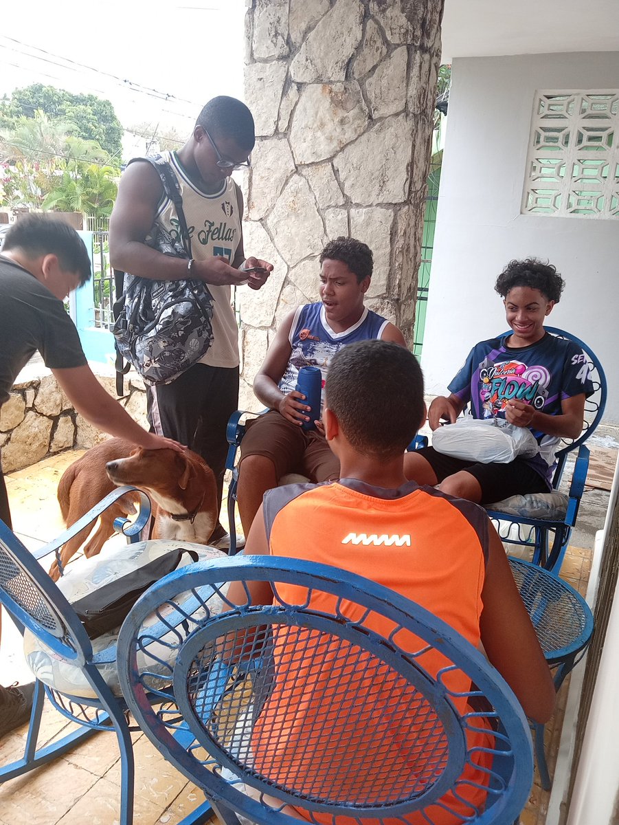 EvelinPlacidoAl's tweet image. Todos a seguir compartiendo, no sólo en cancha.

#ClubAtala.
#DiaLigaInfantil
Prof. Amadeo 
.y hasta Bruno 🏀🫣