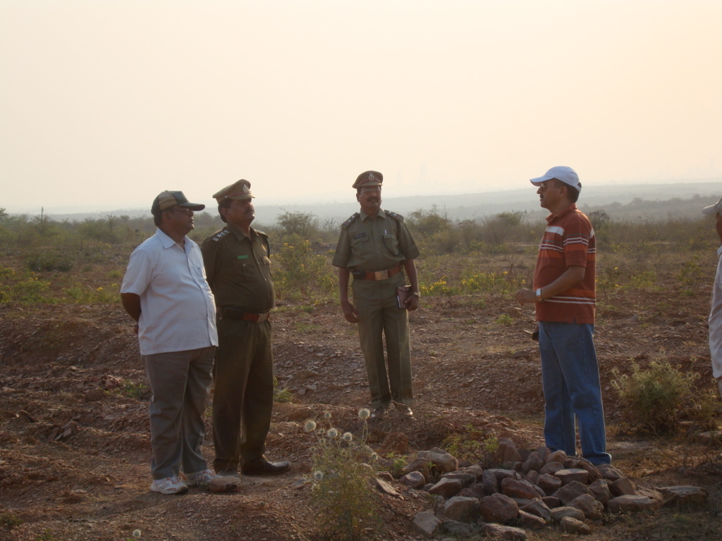 pargaien's tweet image. Sunday morning archives. 📸 Inspecrting field. 
A lot has changed since then, but the passion for the work is the same. 
Time flies when you’re out in the elements! 🪵🍃 #SundayReflection #TBT #WorkLife
#Downmemorylane
