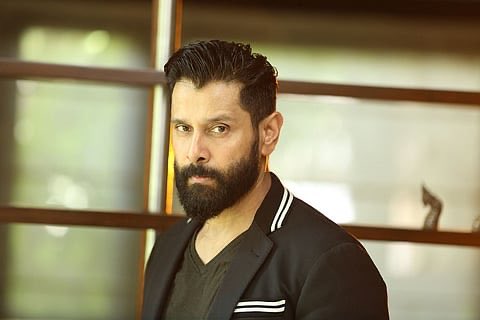 GOcineverse's tweet photo. Chiyaan Vikram signs his next with Sathyajyothi Films; one among Vishnu Edavan or Anand Shankar likely to helm the project. Official confirmation awaited.

#ChiyaanVikram #SathyajyothiFilms https://t.co/ztiJMsxnbw