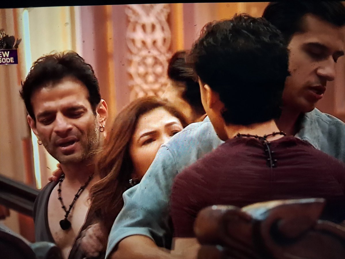 SakshiMish30028's tweet image. Fight: Ridhima vs Vanshaj 

Manisha jo ghar me rah rahi wo aaj tak Ridhima ki awaj nahi sun payi to hum log ek hours kya hi sun lenge..finally Vanshaj ke karan ek clip cut gayi...😅

#The50 #The50show #ManishaRani #KaranPatel