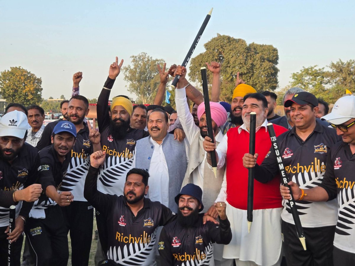 RakeshPrashar_'s tweet photo. ਸਮਰ ਨਿਊਜ਼ ਕ੍ਰਿਕਟ ਕੱਪ ਮੌਕੇ ਅੱਜ ਹੋਏ ਜ਼ਬਰਦਸਤ ਮੁਕਾਬਲੇ ਦੌਰਾਨ ਮੈਦਾਨ ਵਿੱਚ ਖੇਡ ਜਜ਼ਬਾ ਦੇਖਣਯੋਗ ਰਿਹਾ। ਦੋਵੇਂ ਟੀਮਾਂ ਨੇ ਬੇਹਤਰੀਨ ਪ੍ਰਦਰਸ਼ਨ ਕੀਤਾ, ਪਰ ਆਪ ਐਵੇਂਜਰਸ ਨੇ ਕਾਬਲੇ-ਤਾਰੀਫ਼ ਖੇਡ ਦਿਖਾਉਂਦੇ ਹੋਏ ਫਾਈਨਲ ਲਈ ਆਪਣੀ ਜਗ੍ਹਾ ਪੱਕੀ ਕੀਤੀ। ਟੀਮ ਨੂੰ ਇਸ ਉਪਲਬਧੀ ਲਈ ਦਿਲੋਂ ਵਧਾਈ ਅਤੇ ਫਾਈਨਲ ਮੈਚ ਲਈ ਸ਼ੁਭਕਾਮਨਾਵਾਂ। https://t.co/zmsWtB1Wsq