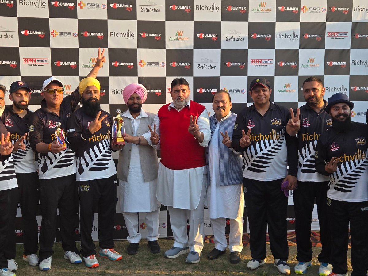 RakeshPrashar_'s tweet photo. ਸਮਰ ਨਿਊਜ਼ ਕ੍ਰਿਕਟ ਕੱਪ ਮੌਕੇ ਅੱਜ ਹੋਏ ਜ਼ਬਰਦਸਤ ਮੁਕਾਬਲੇ ਦੌਰਾਨ ਮੈਦਾਨ ਵਿੱਚ ਖੇਡ ਜਜ਼ਬਾ ਦੇਖਣਯੋਗ ਰਿਹਾ। ਦੋਵੇਂ ਟੀਮਾਂ ਨੇ ਬੇਹਤਰੀਨ ਪ੍ਰਦਰਸ਼ਨ ਕੀਤਾ, ਪਰ ਆਪ ਐਵੇਂਜਰਸ ਨੇ ਕਾਬਲੇ-ਤਾਰੀਫ਼ ਖੇਡ ਦਿਖਾਉਂਦੇ ਹੋਏ ਫਾਈਨਲ ਲਈ ਆਪਣੀ ਜਗ੍ਹਾ ਪੱਕੀ ਕੀਤੀ। ਟੀਮ ਨੂੰ ਇਸ ਉਪਲਬਧੀ ਲਈ ਦਿਲੋਂ ਵਧਾਈ ਅਤੇ ਫਾਈਨਲ ਮੈਚ ਲਈ ਸ਼ੁਭਕਾਮਨਾਵਾਂ। https://t.co/zmsWtB1Wsq