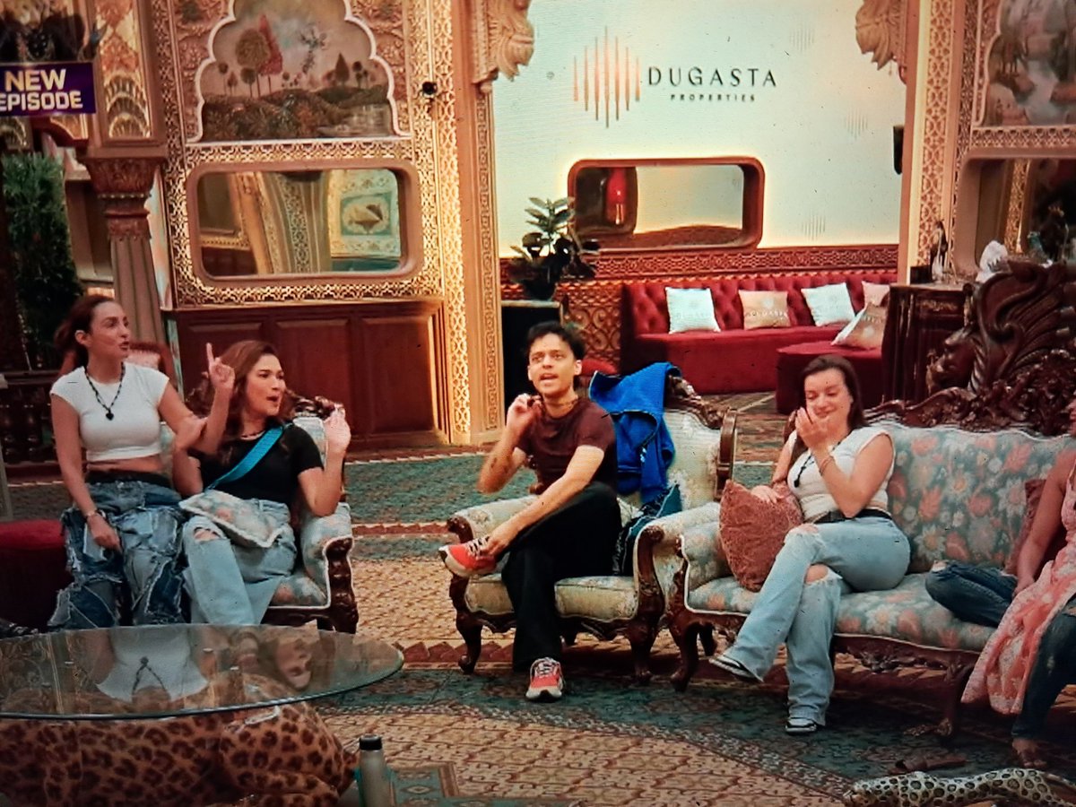 SakshiMish30028's tweet image. Fight: Ridhima vs Vanshaj 

Manisha jo ghar me rah rahi wo aaj tak Ridhima ki awaj nahi sun payi to hum log ek hours kya hi sun lenge..finally Vanshaj ke karan ek clip cut gayi...😅

#The50 #The50show #ManishaRani #KaranPatel