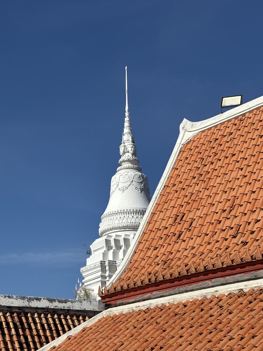 งานปูนปั้นวัดมหาธาตุเพชรบุรีมีความ dark fantasy ได้อยู่นะ เครื่องลำยองเป็นเศียรยักษ์คอยืดขึ้นมางี้ เจดีย์ประดับเศียรเทวดาหรือเปล่า an inspiration for thai morbid/mystery content มั่ก