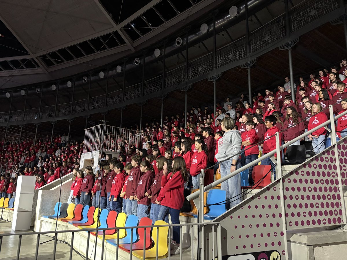 🎶 Més de mil nens i nenes de les diferents escoles Vedruna interpreten la cantata 'Kim-A', dirigits per <a href="/BuiaReixach/">Buia Reixach Feixes</a> als #200Vedruna