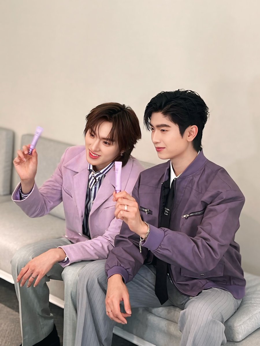 รางวัลชาวปู๊นสายนอนดึก แต่อย่าลืมทาอายครีมก่อนนอนกันนะคะ👀💜

RIKU X ThomasKong
#RikuOnGlowxThomasKong