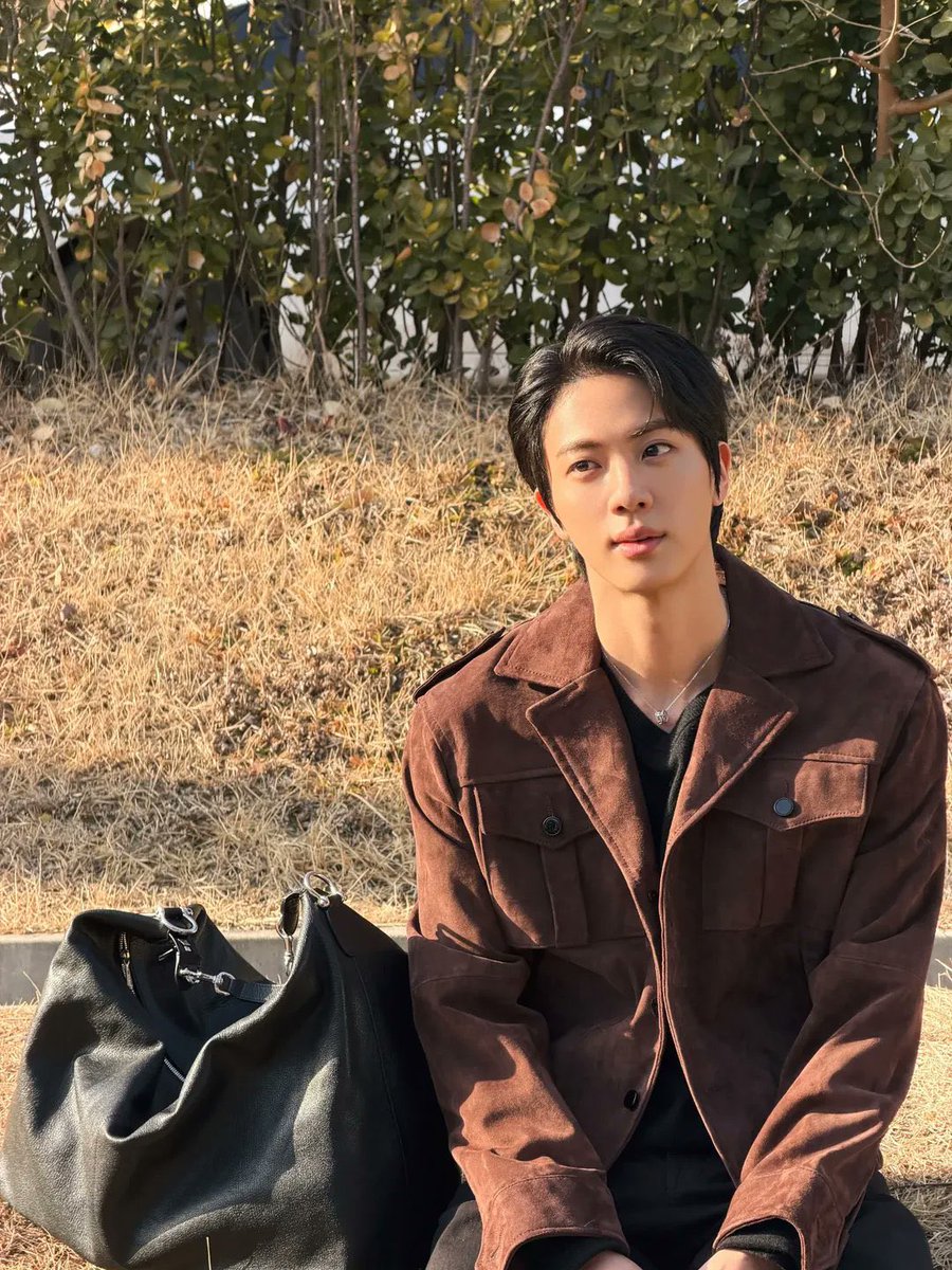 sspors's tweet photo. Our Jin is looking fantastic. I can’t wait to see BTS again https://t.co/vNmIN6kx0C