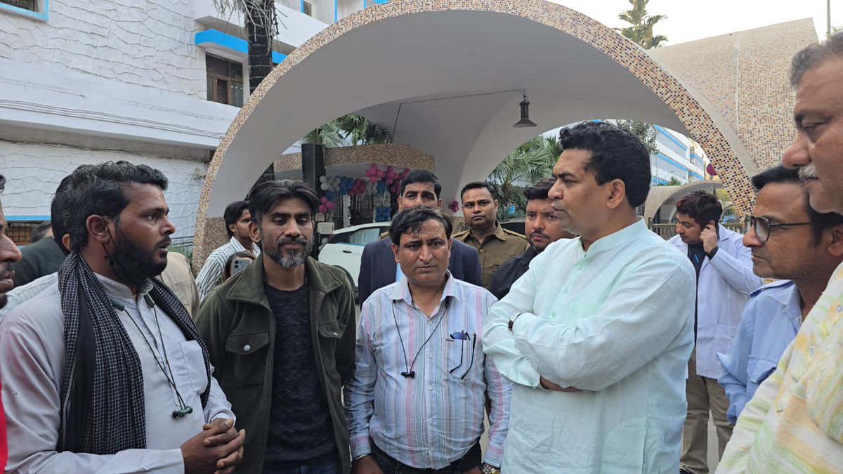 KapilMishra_IND's tweet photo. सलीम वास्तिक को देखने अस्पताल जाना हुआ,  परिवारजनों से भी मुलाकात हुई, डॉक्टर्स से बात की, समुचित इलाज के निर्देश दिए

कल सलीम वास्तिक पर हुआ था जानलेवा हमला 

Delhi cabinet minister kapil mishra went to GTB hospital to visit Saleem Wastik 

Saleem Wastik was attacked yesterday https://t.co/Jf4inB5iaN