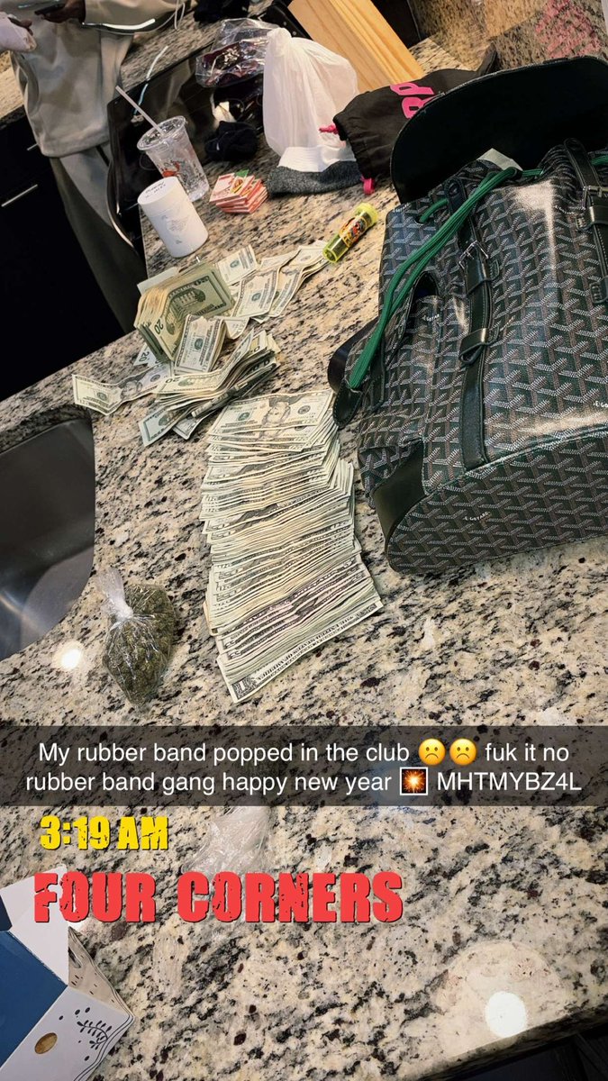 BreezeDollaz's tweet photo. NEW YEARS VLOG OUT NOW!! Mad love 4 Orlando salute the O for the hospitality🫶🏽 Go rush that 🌎 https://t.co/ZuRefhi6tw https://t.co/NTxHxcfLCP