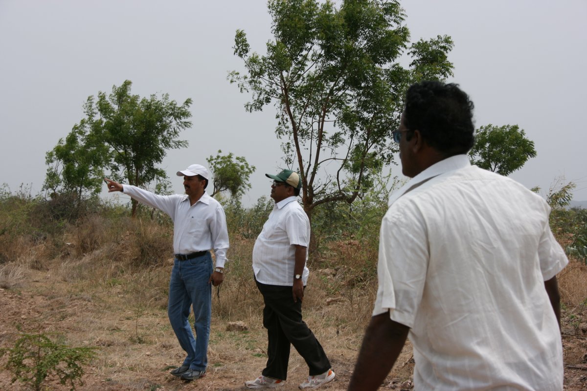 pargaien's tweet image. Sunday morning archives. 📸 Inspecrting field. 
A lot has changed since then, but the passion for the work is the same. 
Time flies when you’re out in the elements! 🪵🍃 #SundayReflection #TBT #WorkLife
#Downmemorylane