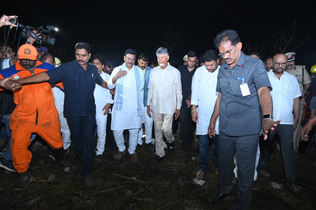 ncbn's tweet photo. కాకినాడ జిల్లా వేట్లపాలెంలో మాటలకు అందని విషాదం చోటు చేసుకున్నది. బాణసంచా పేలి పలువురు చనిపోయిన ప్రమాద ప్రాంతాన్ని పరిశీలించాను. అనంతరం సామర్లకోట ప్రాధమిక ఆరోగ్�� కేంద్రంలో ప్రమాదంలో చనిపోయిన మృతుల కుటుంబాలను పరామర్శించి ధైర్యం చెప్పాను. కాకినాడ ప్రభుత్వ ఆసుపత్రిలో క్షతగాత్రులకు జరుగుతున్న చికిత్స గురించి తెలుసుకున్నాను. ఈ కష్ట సమయంలో బాధితులకు ప్రభుత్వం పూర్తి అండగా ఉంటుంది.