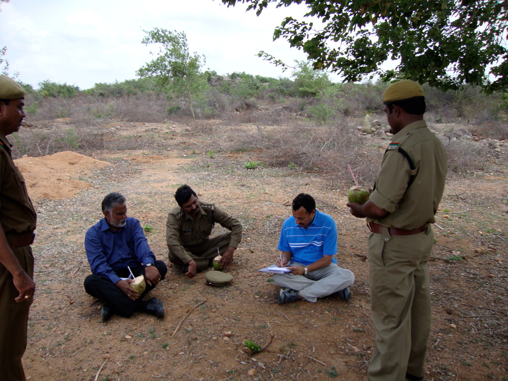 pargaien's tweet image. Sunday morning archives. 📸 Inspecrting field. 
A lot has changed since then, but the passion for the work is the same. 
Time flies when you’re out in the elements! 🪵🍃 #SundayReflection #TBT #WorkLife
#Downmemorylane