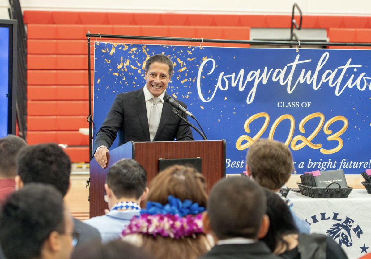 DA magazine tweet media