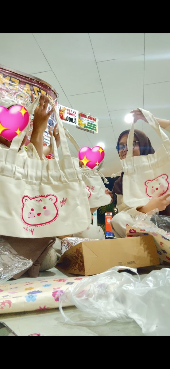 dan kita punya tas samaan, nanti dipake klo ada event haechan lg y🥳🤎gambarnya hasil karya liu