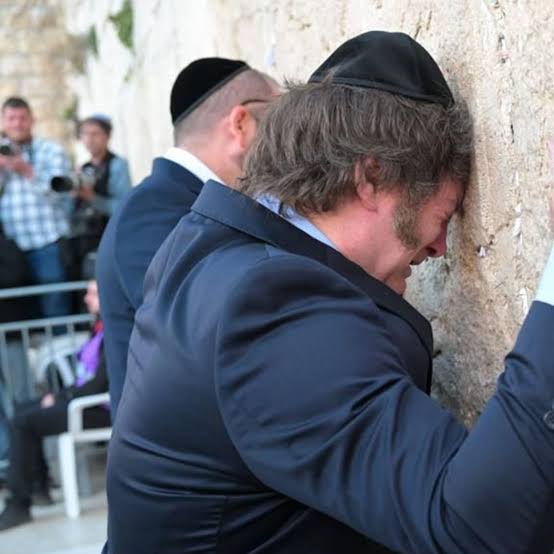 Si te sentis judio andate a Israel y déjanos a los argentinos a vivir en Paz, no se puede involucrar caprichosamente a todo un Pais por una pelotudez como esta 
Y LA OPINIÓN DE LOS LIBERTOS ME LAS PASO POR DONDE NO ME DA EL SOL