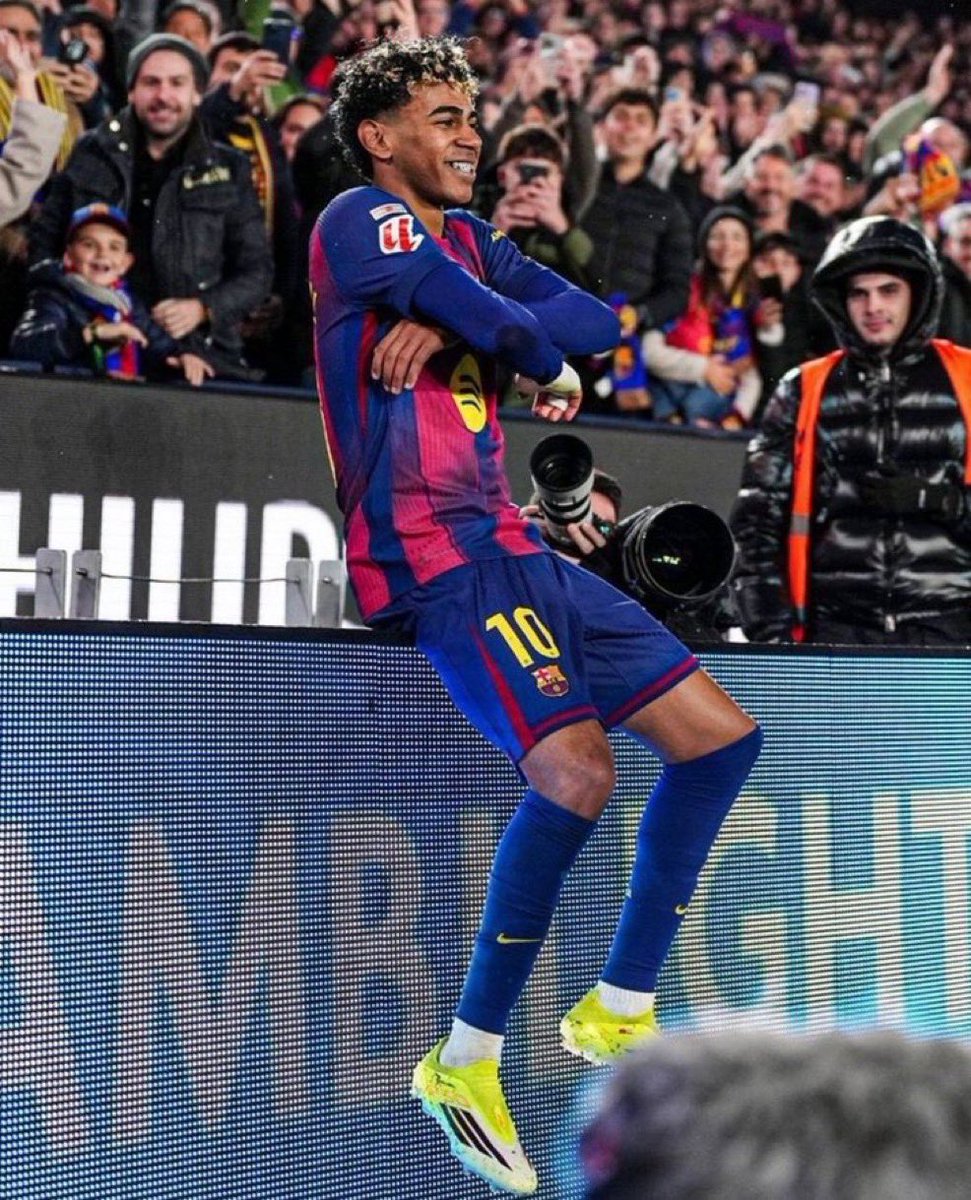 Vous avez fait l’erreur de croire que Cr7 était meilleur que Messi pendant 20 ans, 20 ans perdus

Ne faites pas pareil avec Yamal et Mbappé ou Doué
Avouez vous vaincu directement et profitez juste de son football

Simple