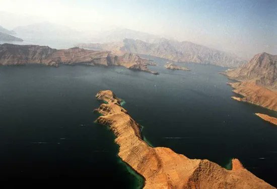 NezamMahdawi's tweet photo. إغلاق مضيق #هرمز ليس خطوة عسكرية عادية، بل زلزال اقتصادي عالمي. 
يمرّ عبره نحو 20٪ من نفط العالم وثلث تجارة الغاز، وأي تعطيل له سيقود إلى قفزة هائلة في أسعار الطاقة، واضطراب الأسواق، وتوسّع المواجهة عسكريًا.

 الخليج سيتضرر أولًا، والاقتصاد العالمي سيدفع الثمن. لذلك يبقى الإغلاق ورقة ردع وضغط أخيرة… لا خيارًا يُستخدم إلا عند الشعور بتهديد وجودي.