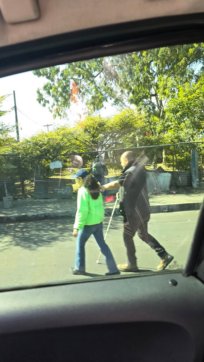 feranleu's tweet photo. Contratar a personas que hagan este tipo de trabajo es algo de rescatar sobre toda la mala o pésima urbanización y mantenimiento de la ciudad. https://t.co/9iUhaklpYn